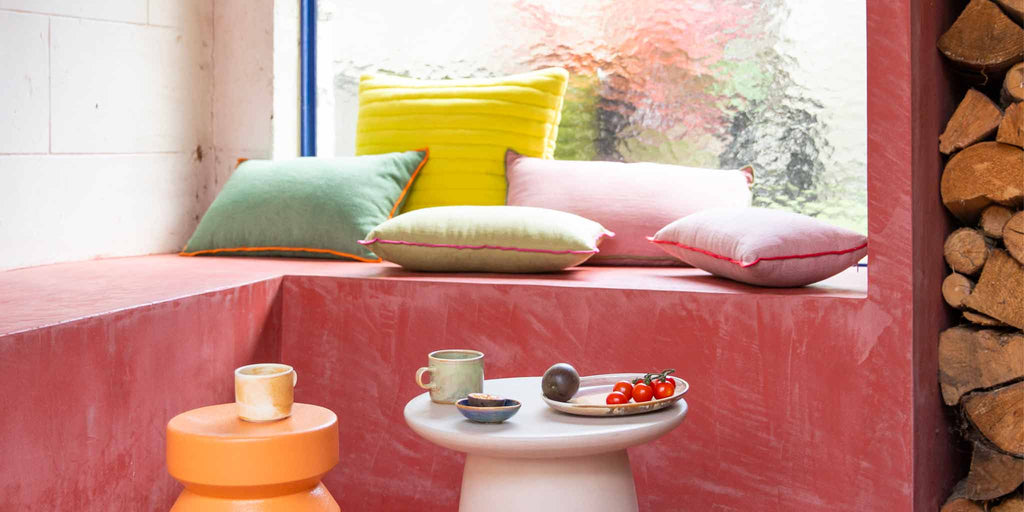 La table Stoneware terrazzo dans un intérieur coloré