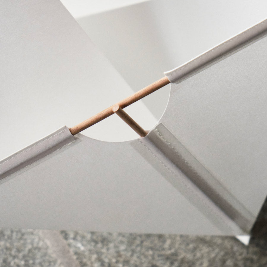 Hay-Lampe-de-table-cube-en-papier-detail-Atelier-Kumo