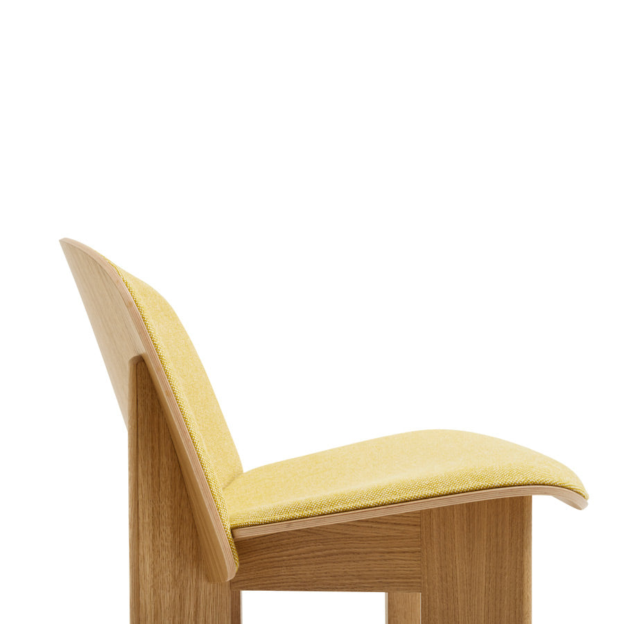 Hay-fauteuil-chisel-lounge-en-bois-chene-laque-jaune-rembourrage-andreas-bergsaker-design-Atelier-Kumo