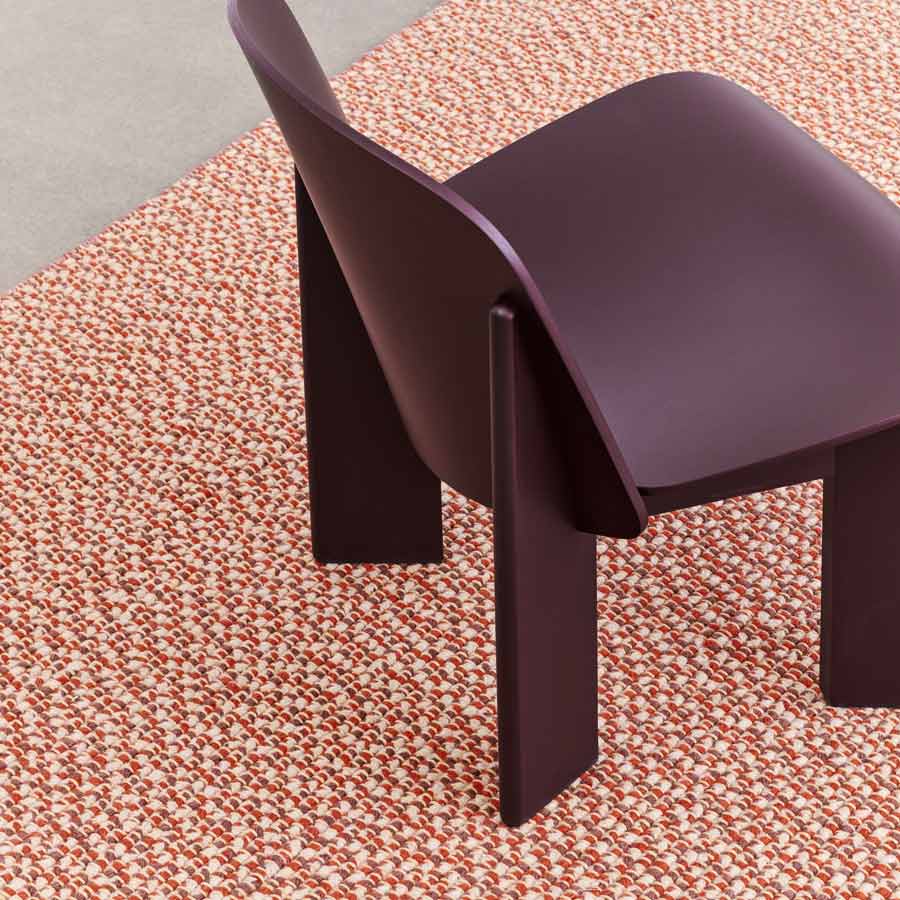Hay-fauteuil-chisel-lounge-en-bois-hetre-laque-bordeaux-fonce-andreas-bergsaker-design-minimaliste-Atelier-Kumo
