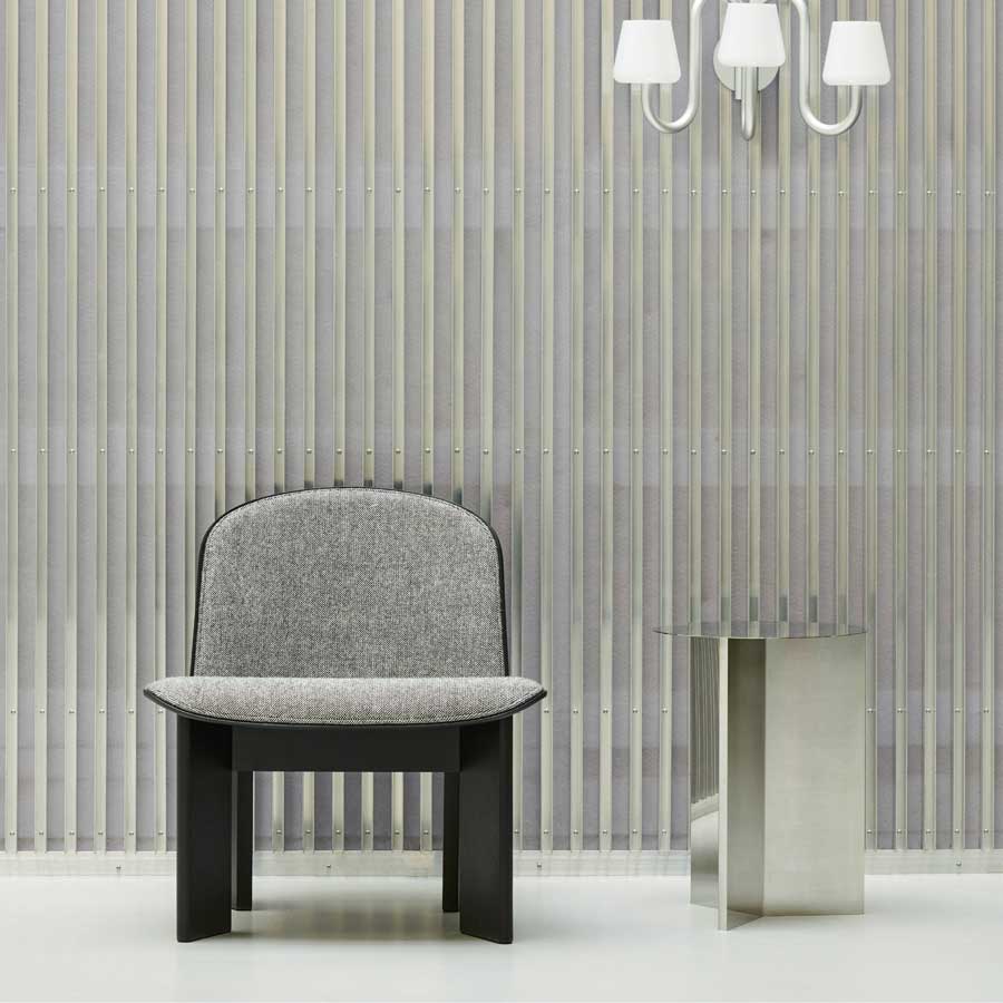 Hay-fauteuil-chisel-lounge-noir-en-bois-chene-rembourrage-gris-laque-eau-andreas-bergsaker-minimaliste-Atelier-Kumo