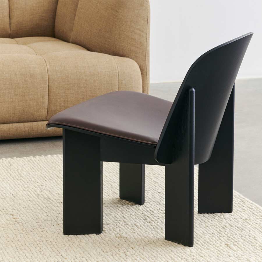 Hay-fauteuil-chisel-lounge-noir-en-bois-hetre-rembourrage-laque-eau-andreas-bergsaker-mobilier-design-Atelier-Kumo