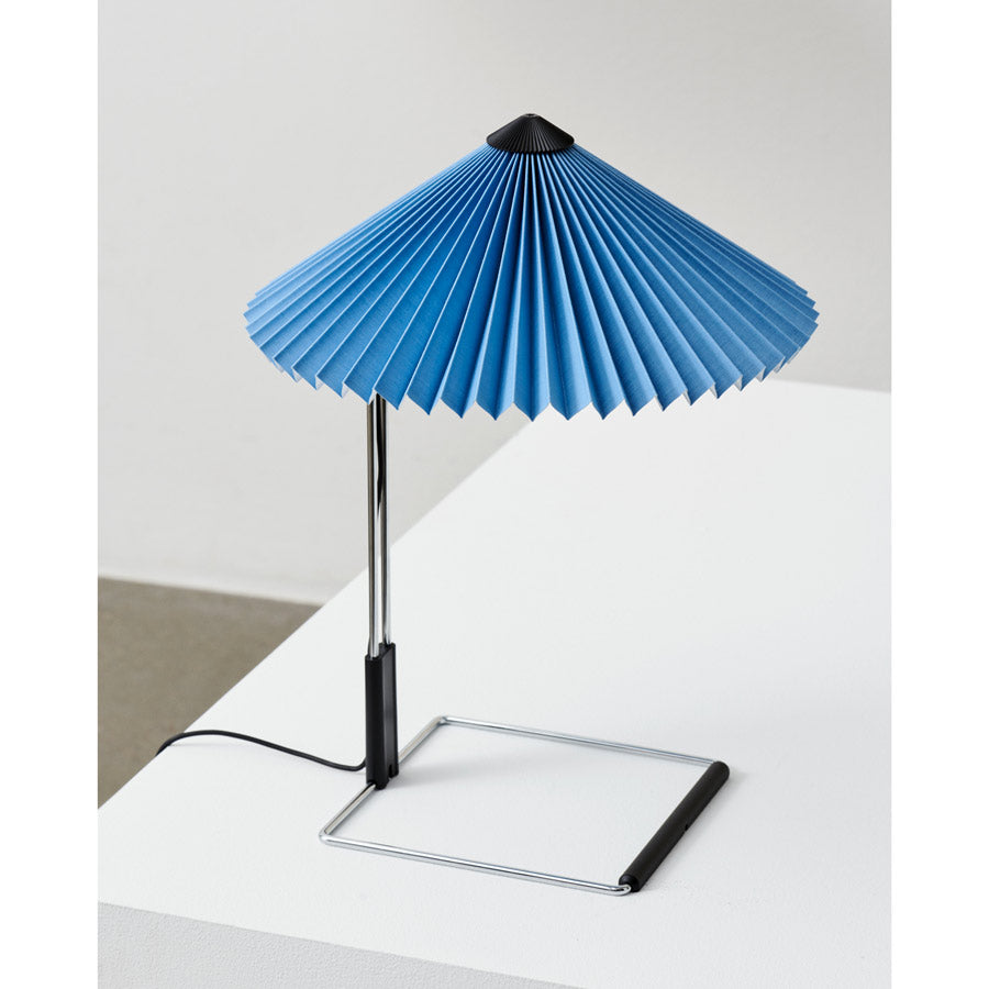 Hay-lampe-de-table-matin-bleu-pacifique-eclairage-inga-sempe-Atelier-Kumo