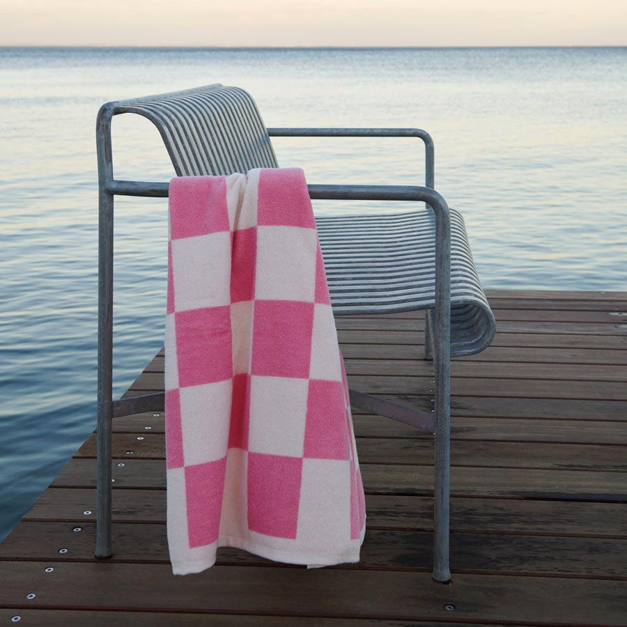 Hay-serviette-de-bain-check-rose-piscine-plage-vacances-Atelier-Kumo