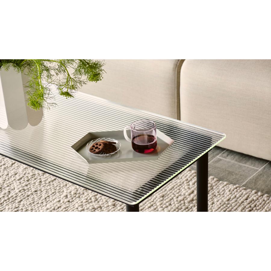 Hay-table-basse-kofi-140x50-plateau-verre-cannele-pietement-chene-laque-noir-ambiance-detail-Atelier-Kumo