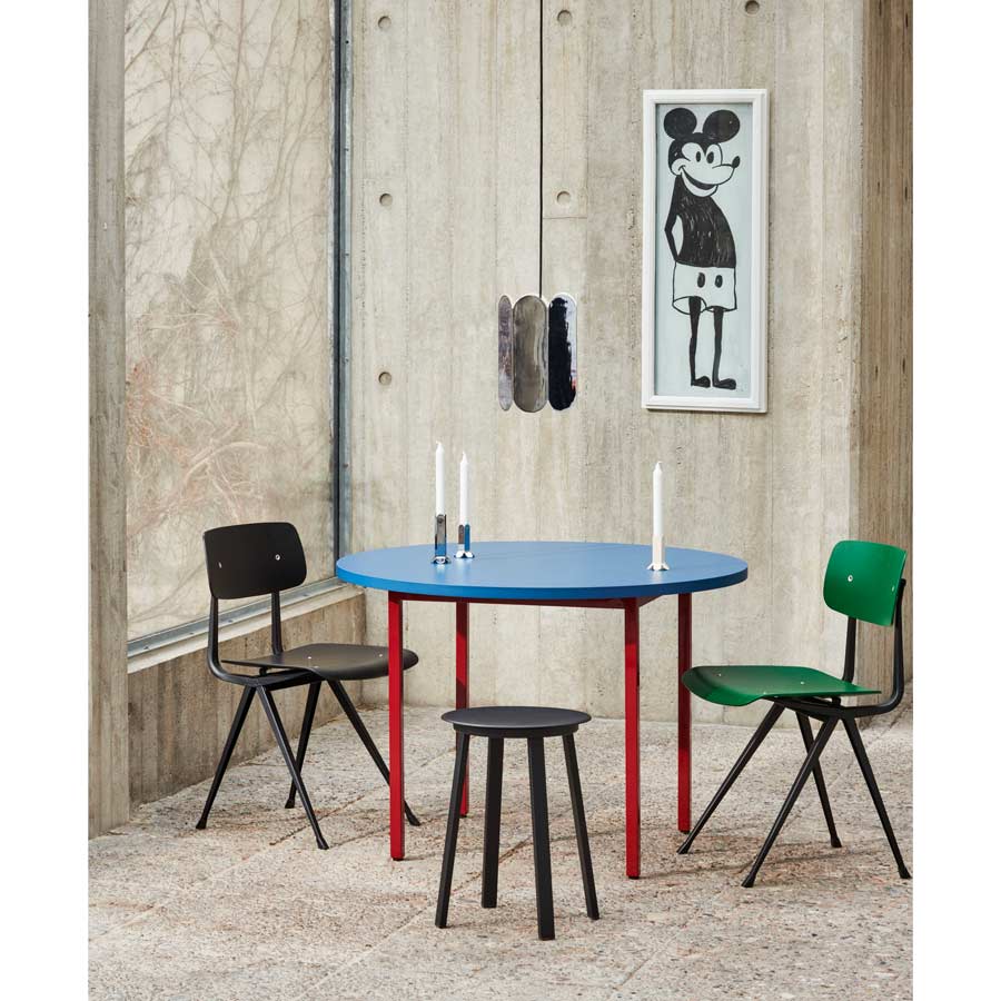 Hay-table-two-color-ronde-105-cm-bleu-et-bordeaux-interieur-Muller-Van-Sereven-Atelier-Kumo