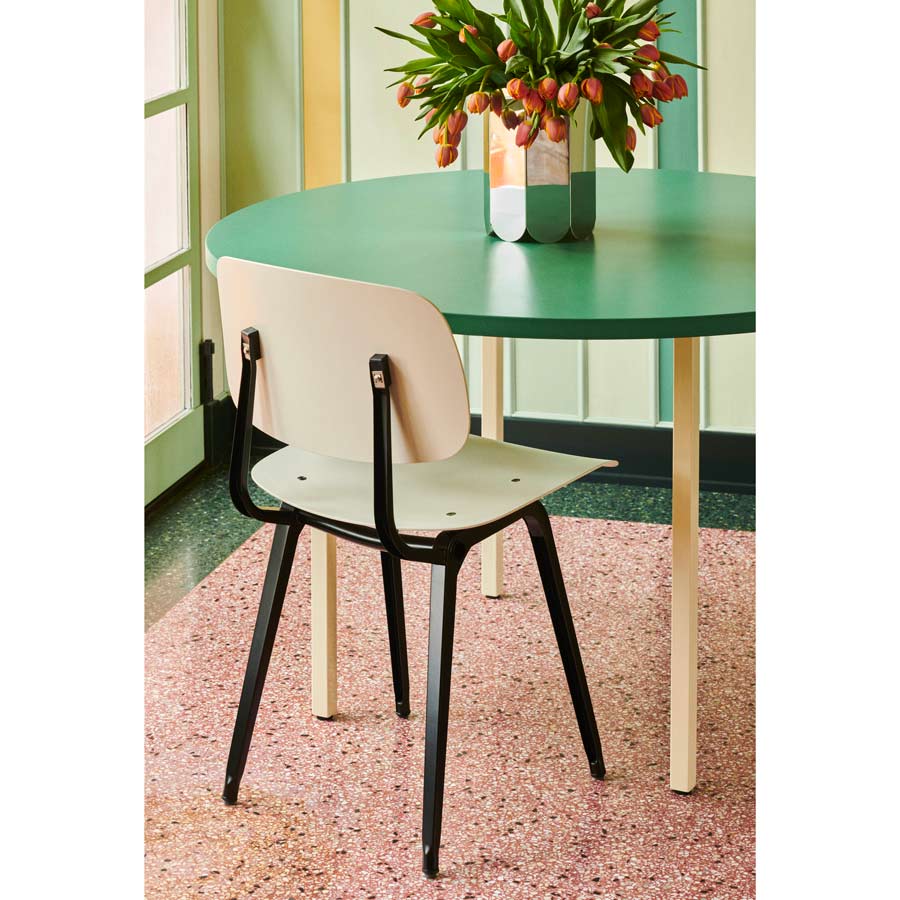 Hay-table-two-color-ronde-vert-et-ivoire-salle-a-manger-Muller-Van-Sereven-Atelier-Kumo