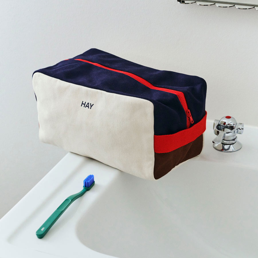 Hay-trousse-de-toilettes-tricolore-wash-bag-bleu-marine-beige-marron-ambiance-Atelier-Kumo