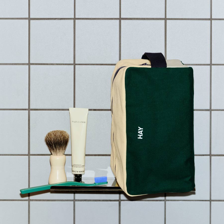 Hay-trousse-de-toilettes-tricolore-wash-bag-vert-fonce-beige-vanille-ambiance-Atelier-Kumo
