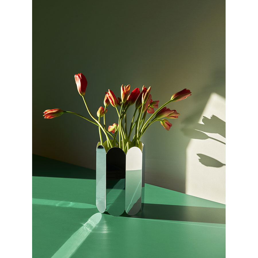 Hay-vase-arc-miroir-decoration-table-vert-Muller-Van-Severen-Atelier-Kumo