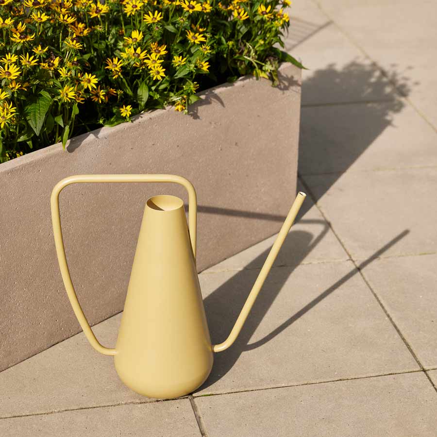 Hubsch-arrosoir-vale-vert-kaki-7-litres-ambiance-terrasse-Atelier-Kumo