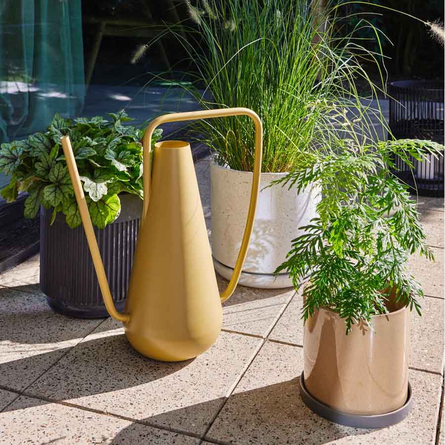 Hubsch-arrosoir-vale-vert-kaki-7-litres-jardin-Atelier-Kumo