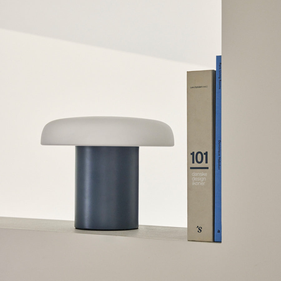 Hubsch-lampe-a-poser-atelier-bleu-fonce-design-Atelier-Kumo
