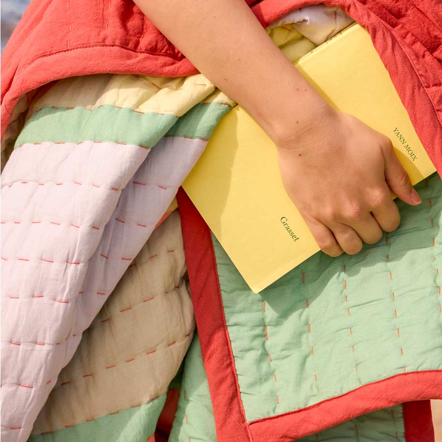 Hubsch-plaid-multicolore-en-coton-block-corail-pavilion-ambiance-livre-zoom-Atelier-Kumo