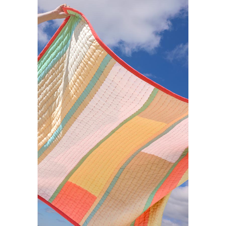 Hubsch-plaid-multicolore-en-coton-block-corail-pavilion-details-ambiance-Atelier-Kumo