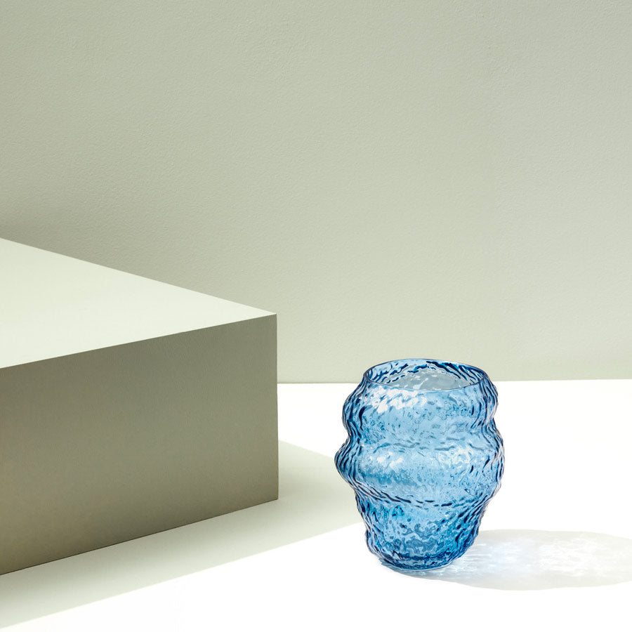 Hubsch-vase-aurora-en-verre-bleu-marque-danoise-Atelier-Kumo