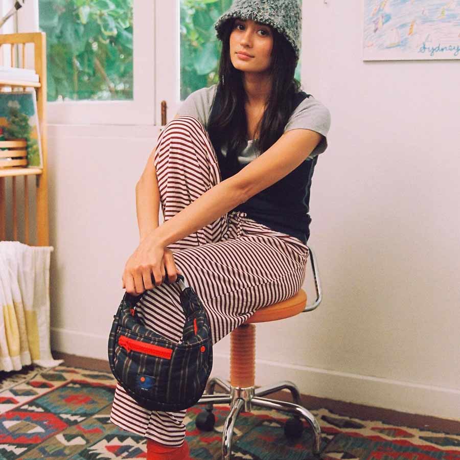 Japfac-banane-half-moon-rayee-bleu-marine-rouge-porte-Atelier-Kumo