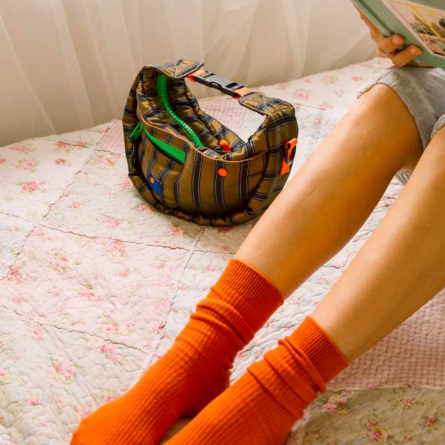 Japfac-banane-half-moon-rayee-marron-vert-ambiance-Atelier-Kumo