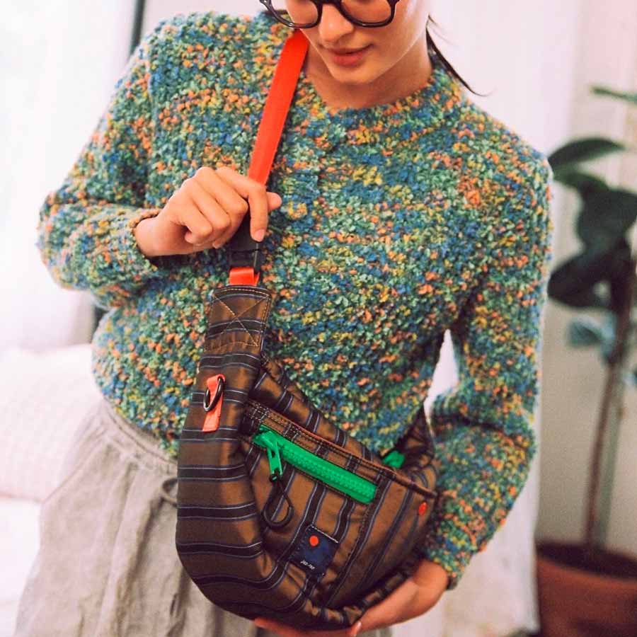 Japfac-banane-half-moon-rayee-marron-vert-porte-Atelier-Kumo