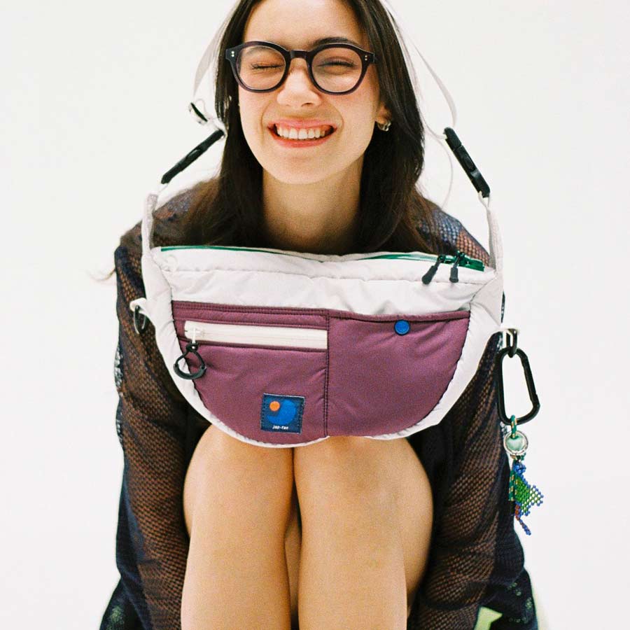 Japfac-sac-banane-demi-lune-blanc-et-violet-nylon-durable-ambiance-Atelier-Kumo