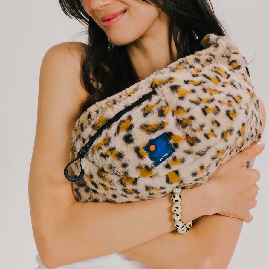 Japfac-sac-banane-demi-lune-fourrure-leopard-nylon-made-in-bangkok-porte-Atelier-Kumo