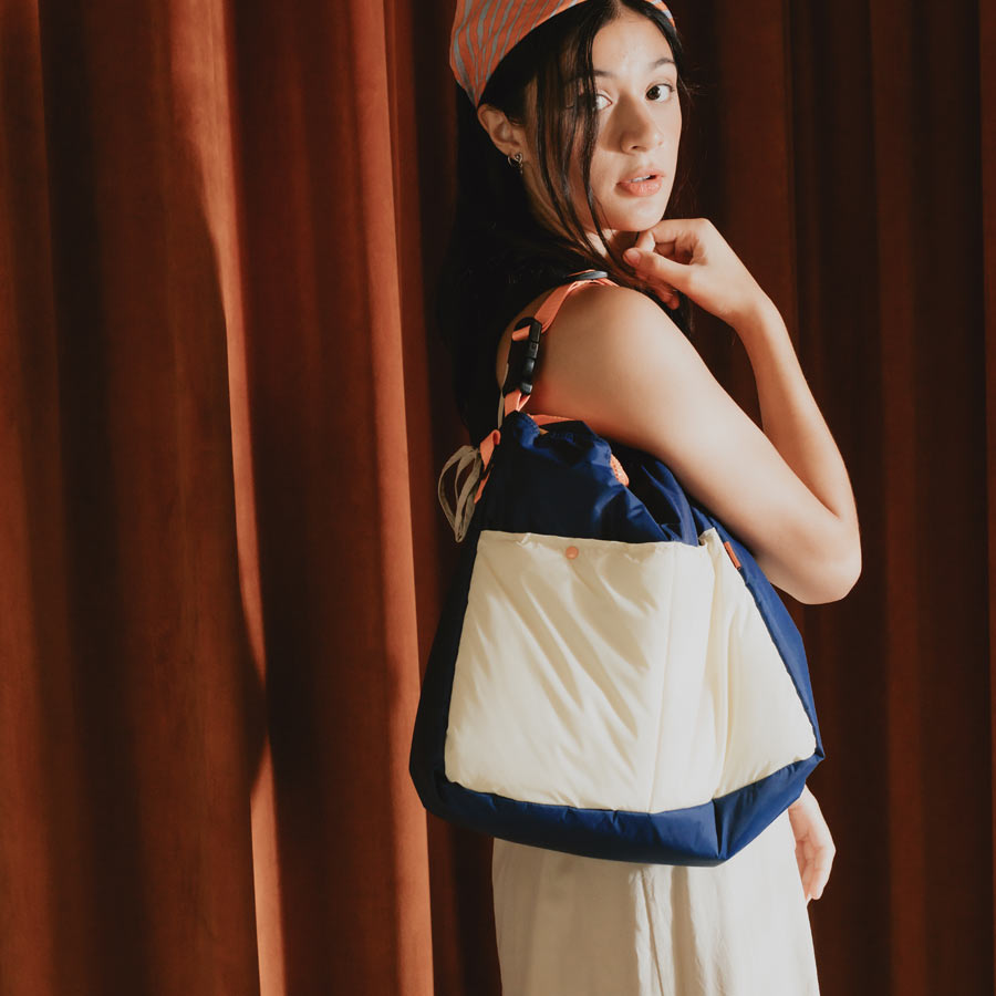 Japfac-sac-lively-bleu-marine-orange-creme-porte-Atelier-Kumo