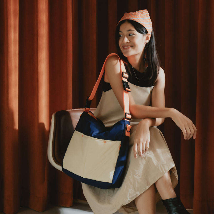 Japfac-sac-lively-bleu-marine-orange-creme-porte-ambiance-Atelier-Kumo