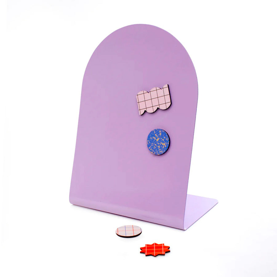Kikkerland-arche-magnetique-violet-avec-aimants-memo-board-notes-Atelier-Kumo