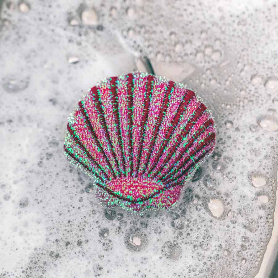 Kikkerland-eponge-coquillage-rose-nylon-vaisselle-accrocher-Atelier-Kumo