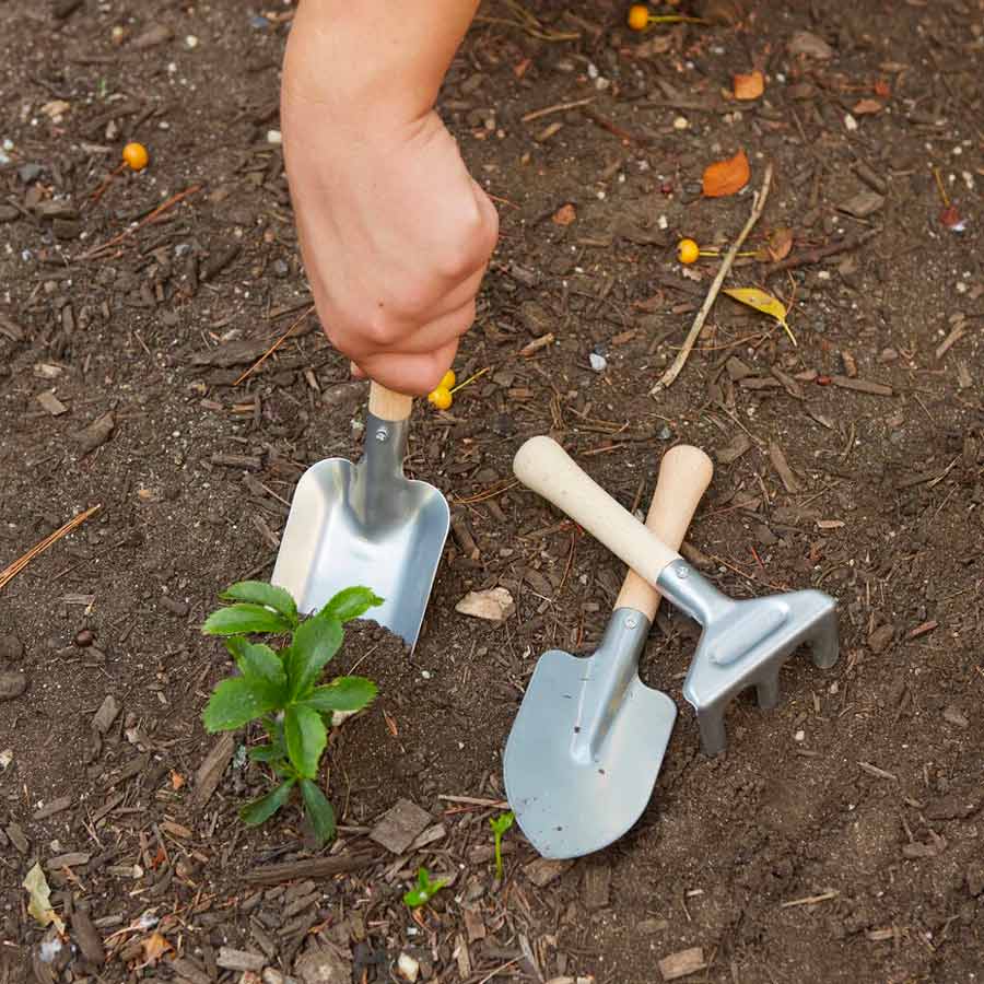 Kikkerland-outils-jardinage-pelles-rateau-terre-Atelier-Kumo