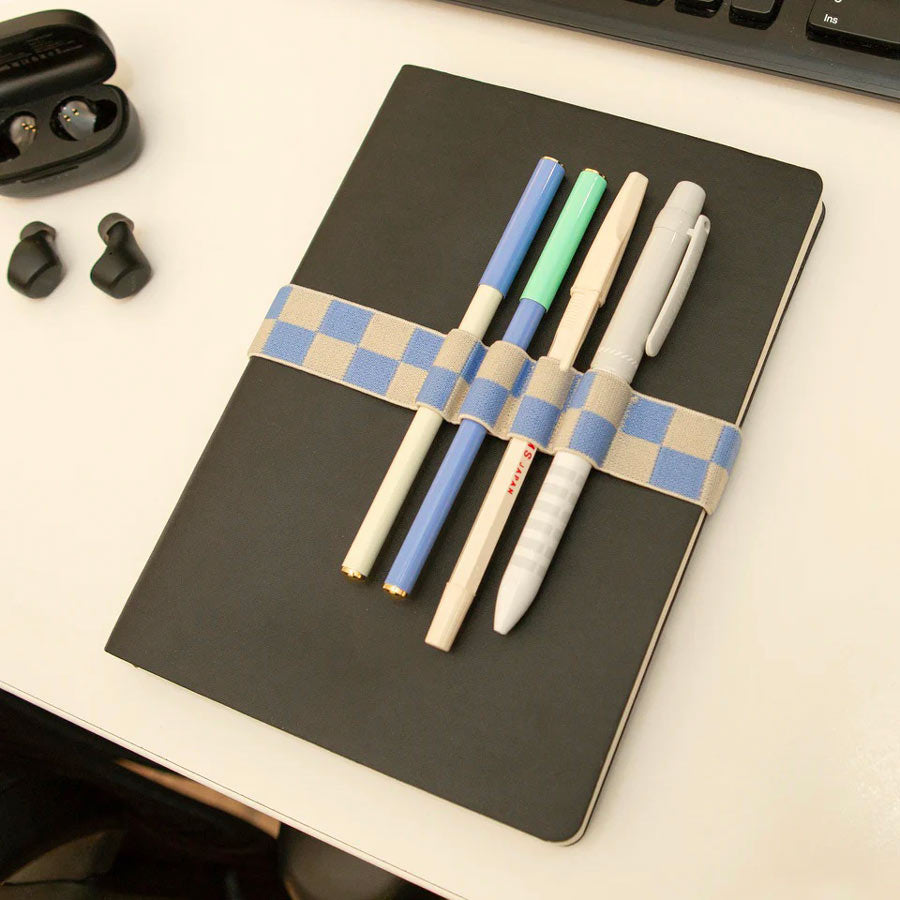 Kikkerland-porte-stylos-bande-de-carnet-livre-elastique-carreaux-bleu-organisateur-Atelier-Kumo