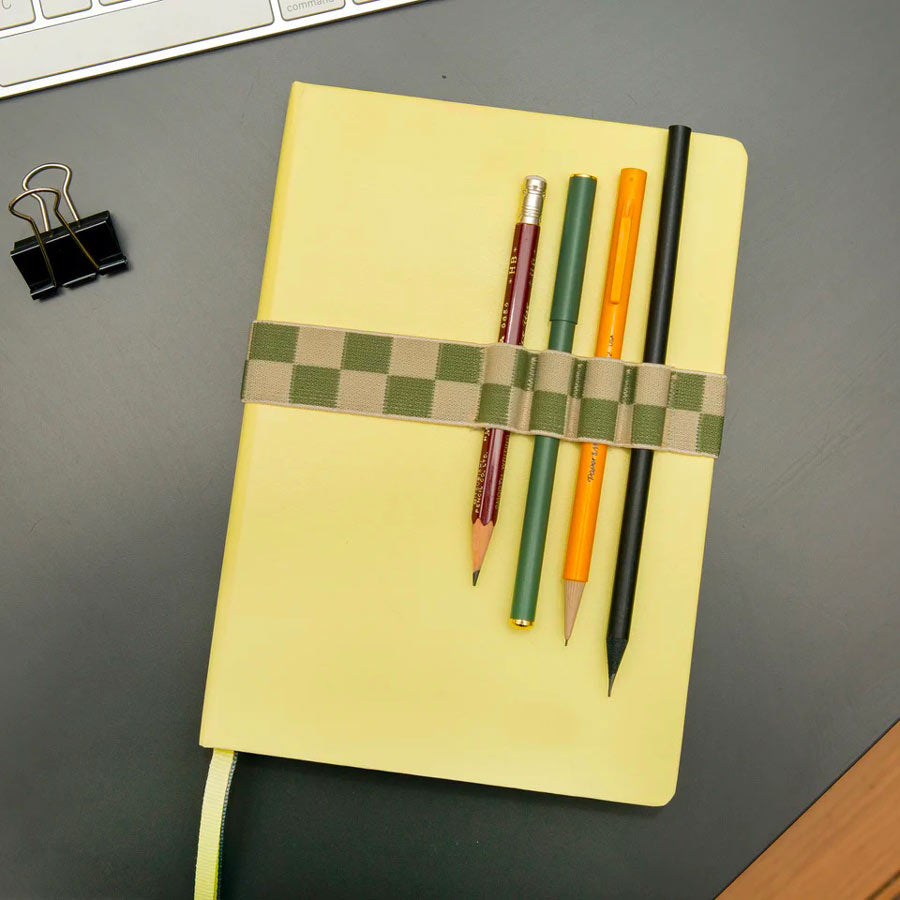 Kikkerland-porte-stylos-bande-de-carnet-livre-elastique-carreaux-vert-organisateur-Atelier-Kumo