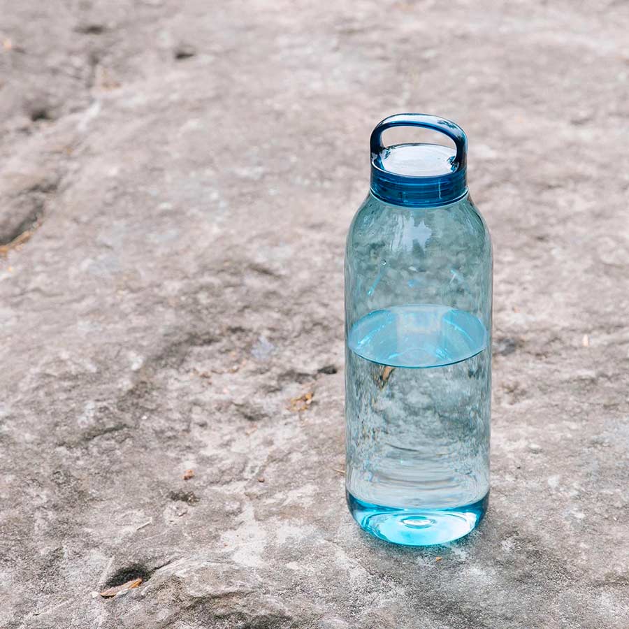 Kinto-gourde-water-bottle-950-ml-bleu-transparent-Atelier-Kumo
