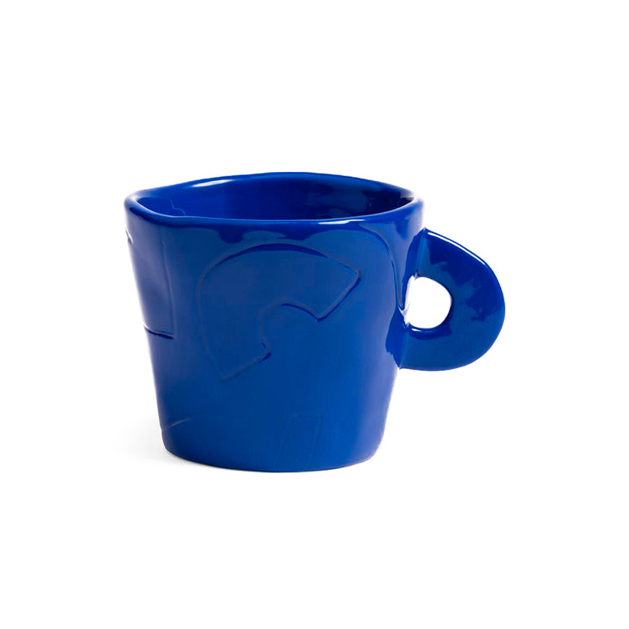 Klevering-mug-etch-bleu-fonce-en-porcelaine-Atelier-Kumo