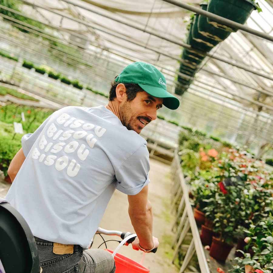 Mathilde-cabanas-casquette-verte-unisexe-bisous-ambiance-Atelier-Kumo