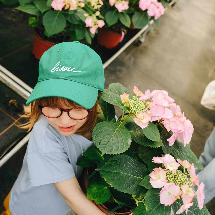 Mathilde-cabanas-casquette-verte-unisexe-bisous-enfants-Atelier-Kumo