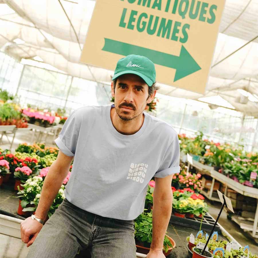 Mathilde-cabanas-casquette-verte-unisexe-bisous-portee-homme-Atelier-Kumo