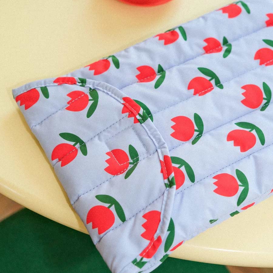 Mathilde-cabanas-pochette-ordinateur-bleu-tulipe-rouge-13-pouces-Atelier-Kumo