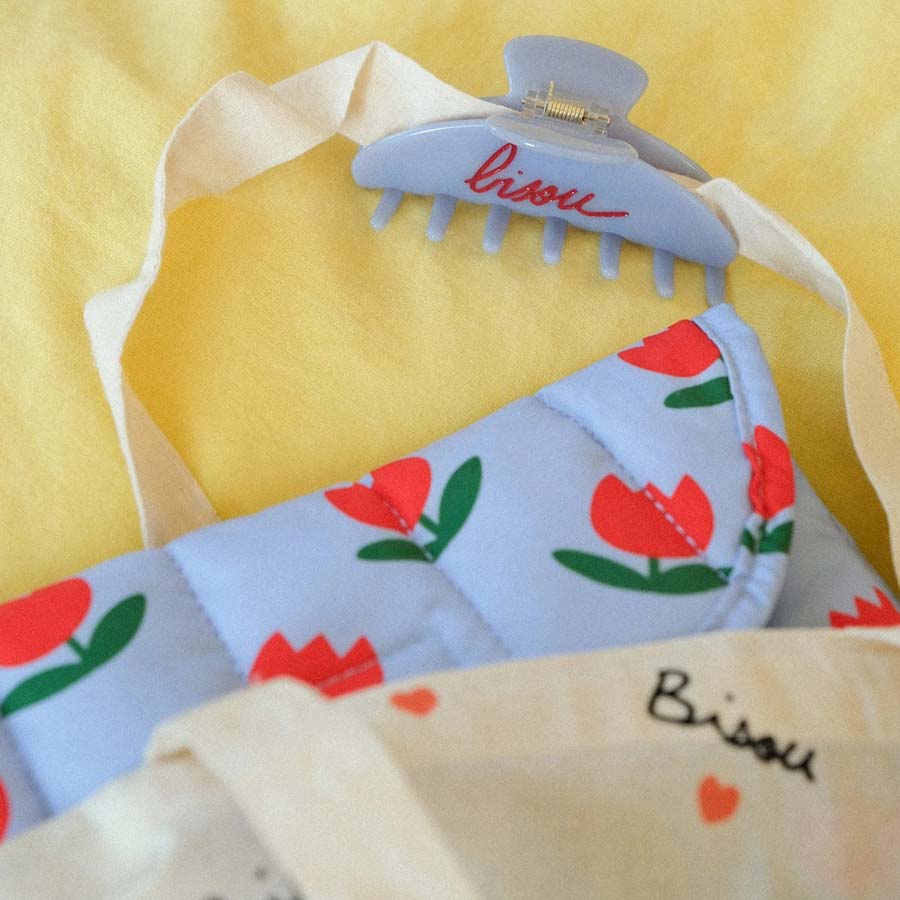 Mathilde-cabanas-pochette-ordinateur-bleu-tulipe-rouge-13-pouces-ambiance-Atelier-Kumo