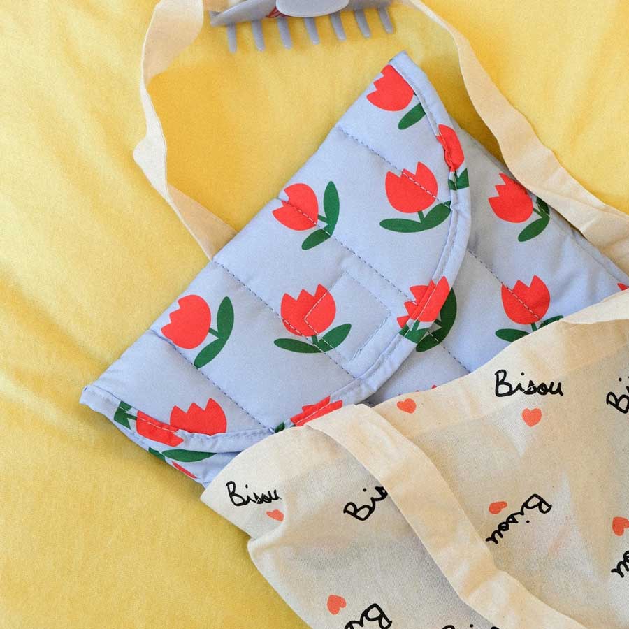 Mathilde-cabanas-pochette-ordinateur-bleu-tulipe-rouge-13-pouces-ambiance-sac-Atelier-Kumo