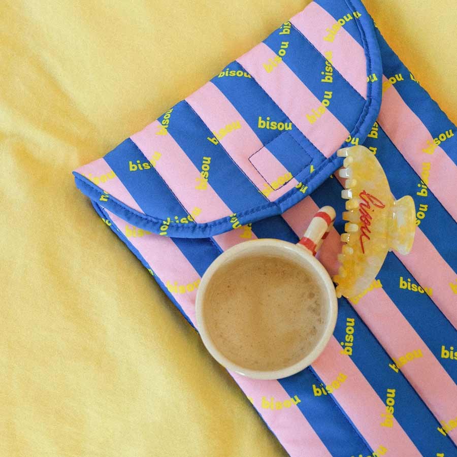Mathilde-cabanas-pochette-ordinateur-rayee-rose-bleu-bisou-13-pouces-ambiance-Atelier-Kumo