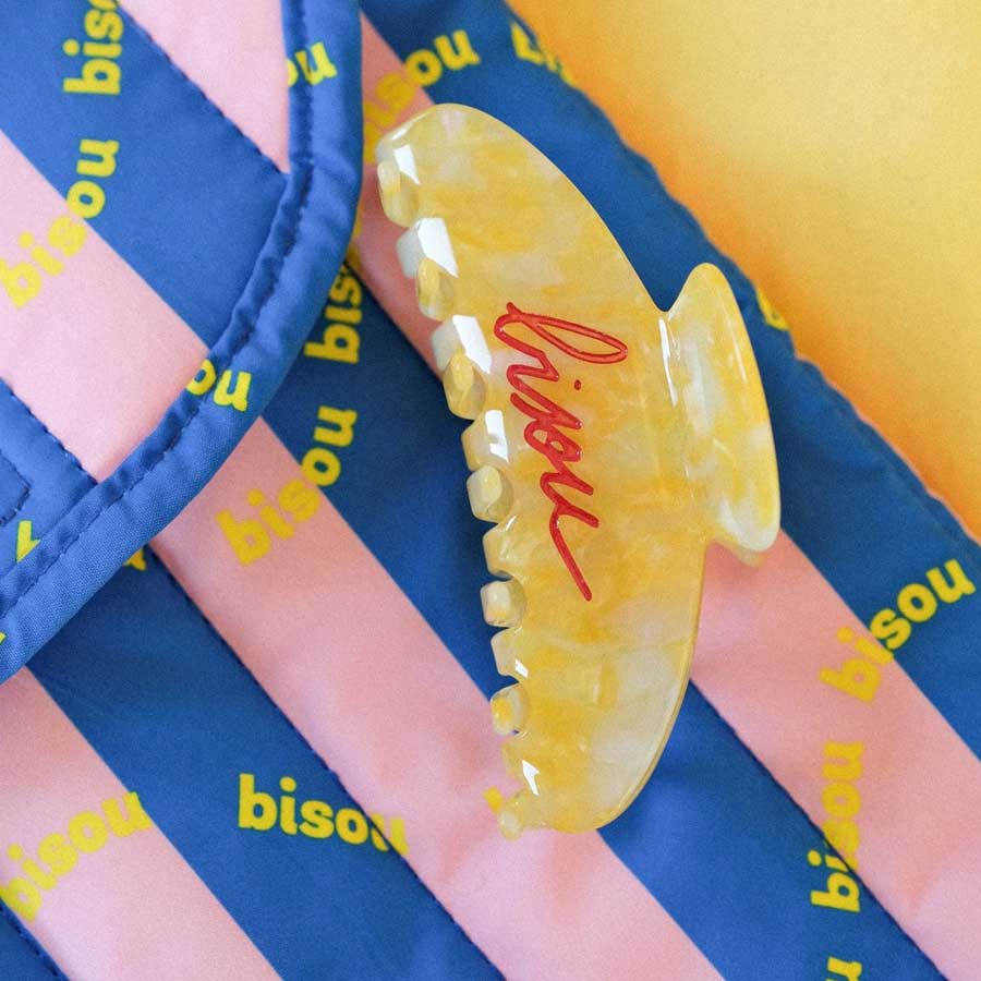 Mathilde-cabanas-pochette-ordinateur-rayee-rose-bleu-bisou-13-pouces-details-Atelier-Kumo