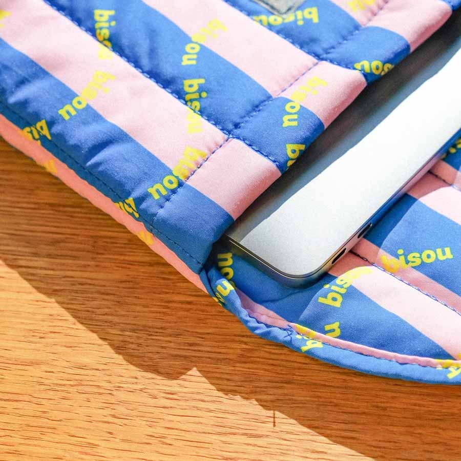 Mathilde-cabanas-pochette-ordinateur-rayee-rose-bleu-bisou-13-pouces-details-ouvert-Atelier-Kumo