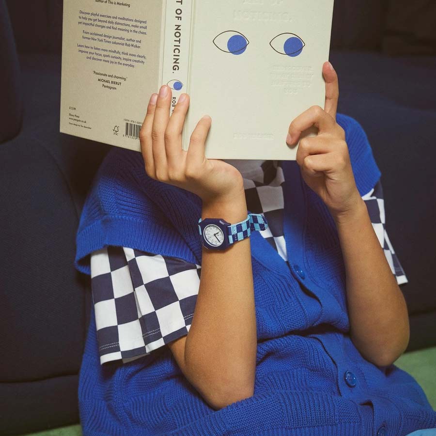 Mini-kyomo-montre-enfant-carreaux-bleu-fonce-bleu-ciel-portee-Atelier-Kumo