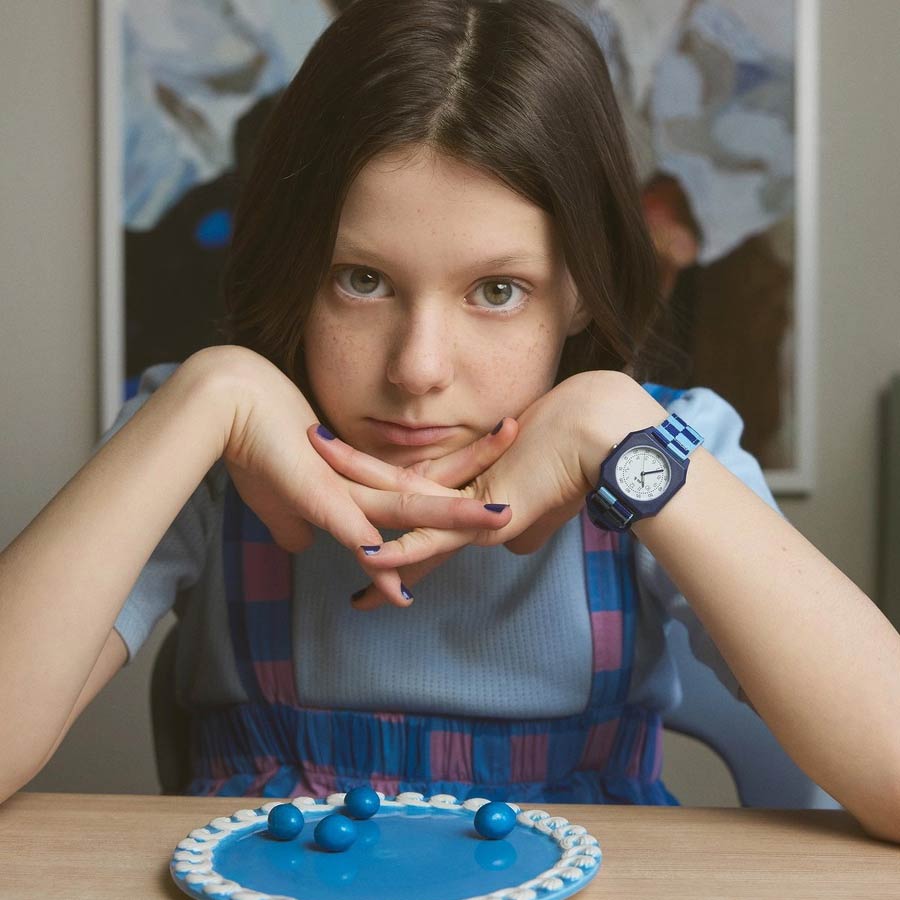 Mini-kyomo-montre-enfant-carreaux-bleu-fonce-bleu-ciel-portee-ambiance-Atelier-Kumo