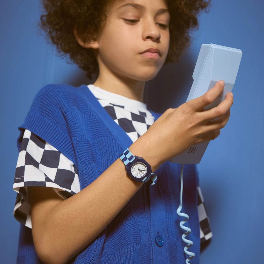 Mini-kyomo-montre-enfant-carreaux-bleu-fonce-bleu-ciel-portee-details-Atelier-Kumo