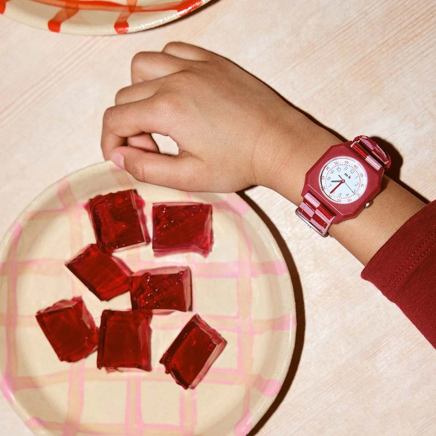 Mini-kyomo-montre-enfant-carreaux-rose-rouge-portee-Atelier-Kumo
