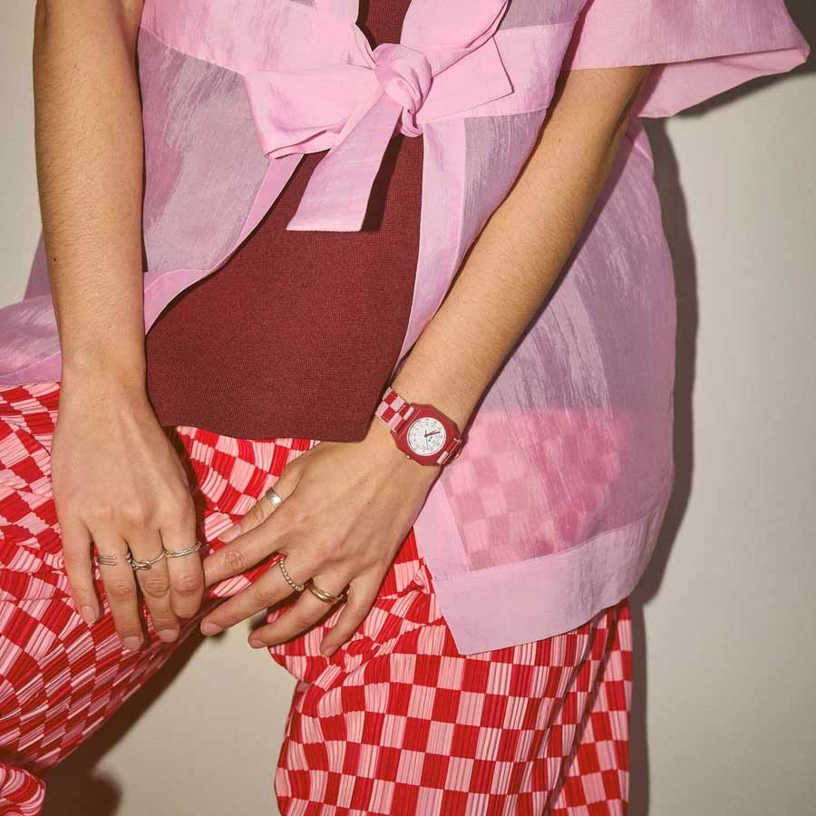 Mini-kyomo-montre-enfant-carreaux-rose-rouge-portee-femme-Atelier-Kumo