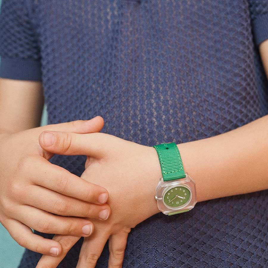 Mini-kyomo-montre-enfant-smoothie-vert-portee-ambiance-Atelier-Kumo