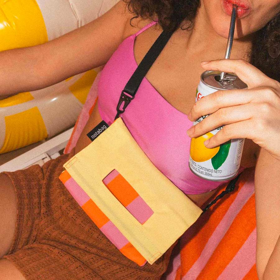 Notabag-accessoires-detail-pochette-bandouliere-vanilla-raye-Atelier-Kumo